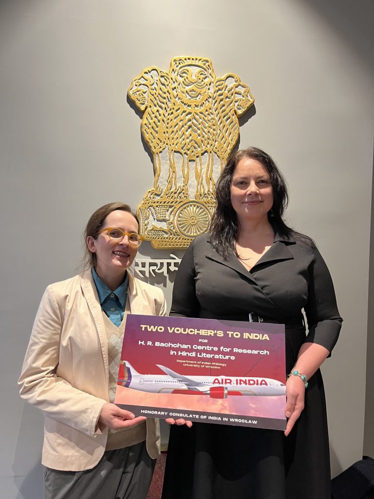 Katarzyna Piróg i Zofia Błasińska, laureatki nagrody dla wyróżniających się studentów filologii indyjskiej.
